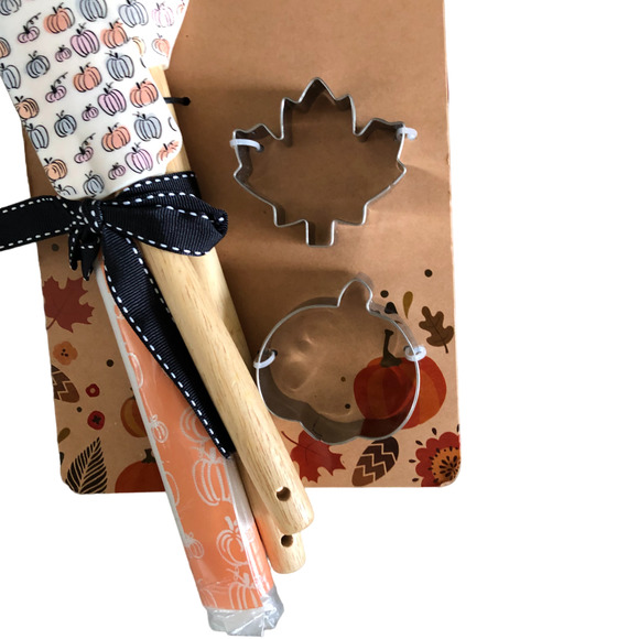 Envogue Pumpkin Kisses Set of 5 Baking Set - Baking Mat Spatulas Cookie Cutters - Picture 4 of 6